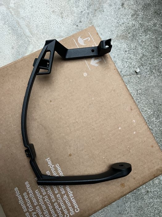 Ляв държач за гардовете на кормилото за Can Am Renegade 1000 2024 г.