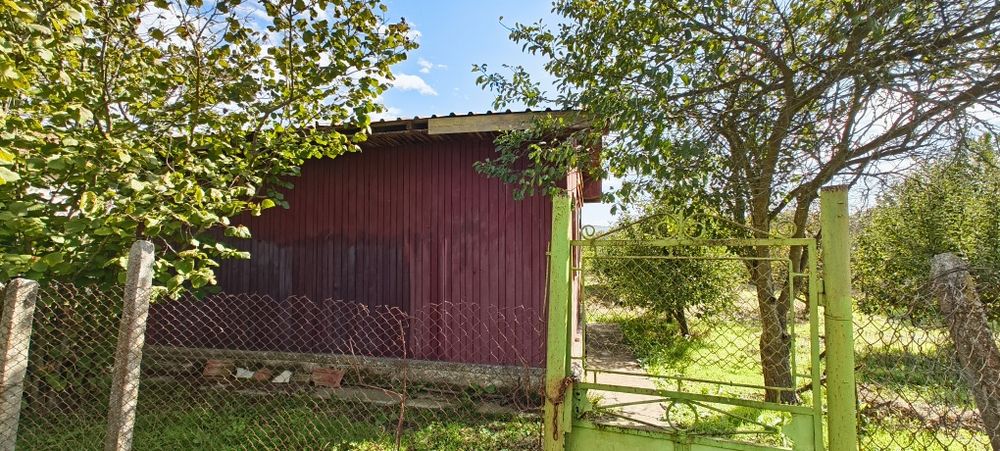 Дворно място с постройка