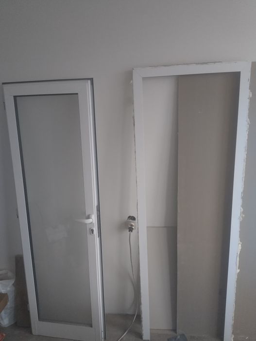 Врата със стъкло от алуминиева дограма