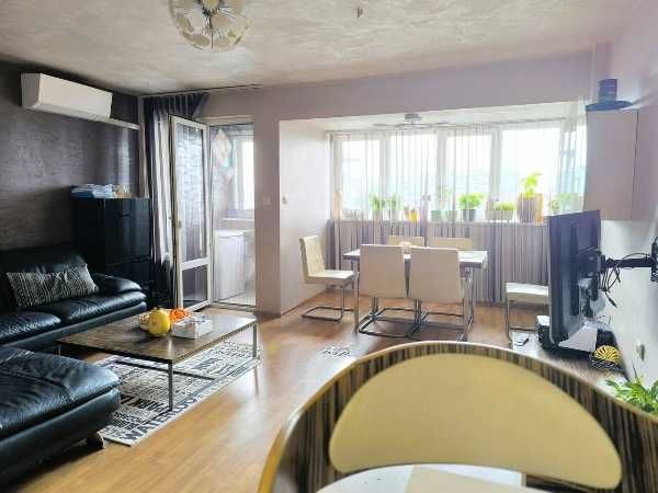 Продава се тристаен апартамент в кв. Лазур, Бургас - снимка 1