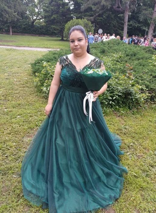 Бална рокля  от зад има връзки