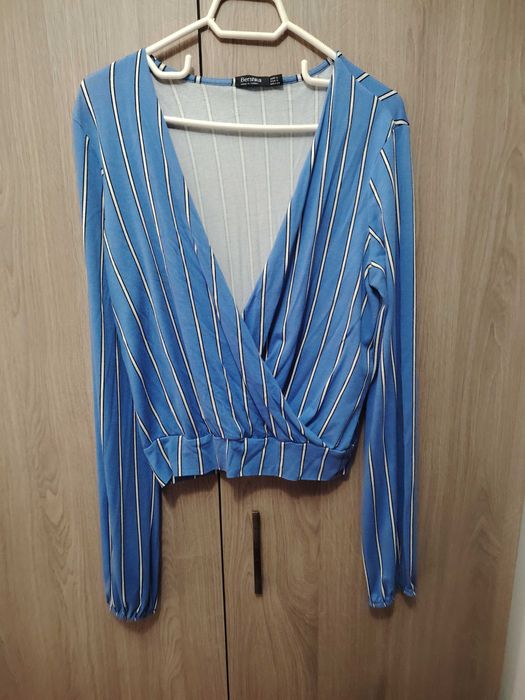 Bluza Bershka decolteu V, marime S