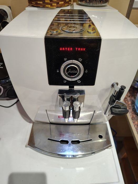 Продавам Кафеавтомат Jura J5 IMPRESSA