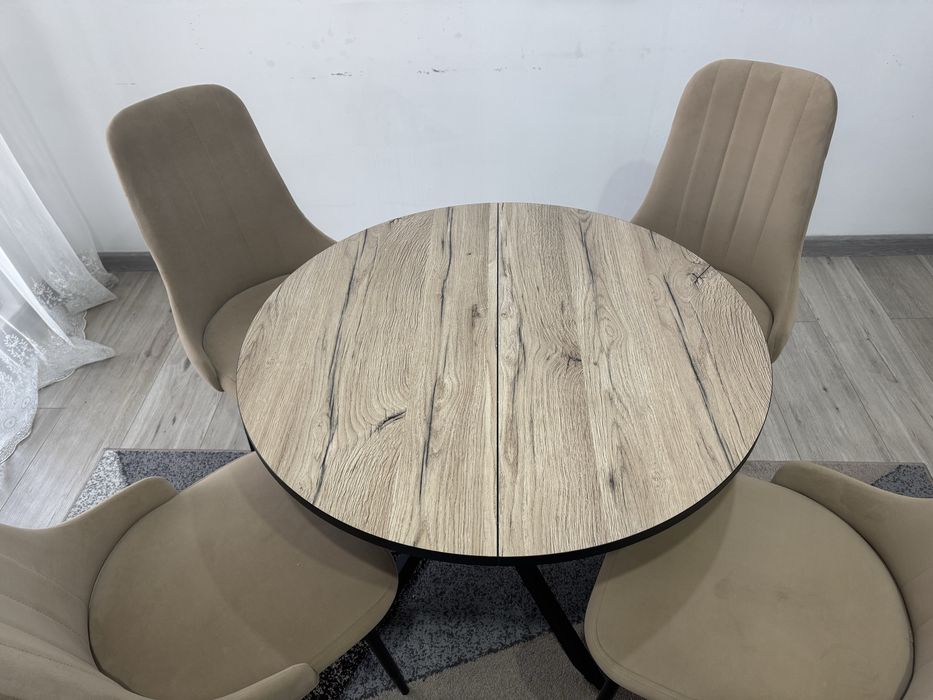 Стол со стульями в хорошем состоянии