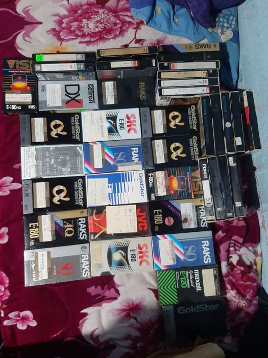 Vând 50 de casete video lot  dublate în română filme vechi în stare bu