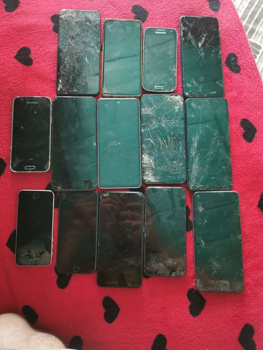 Vând 14 telefoane