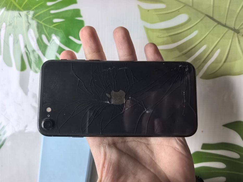 Айфон се 2020 в нормальном состояние