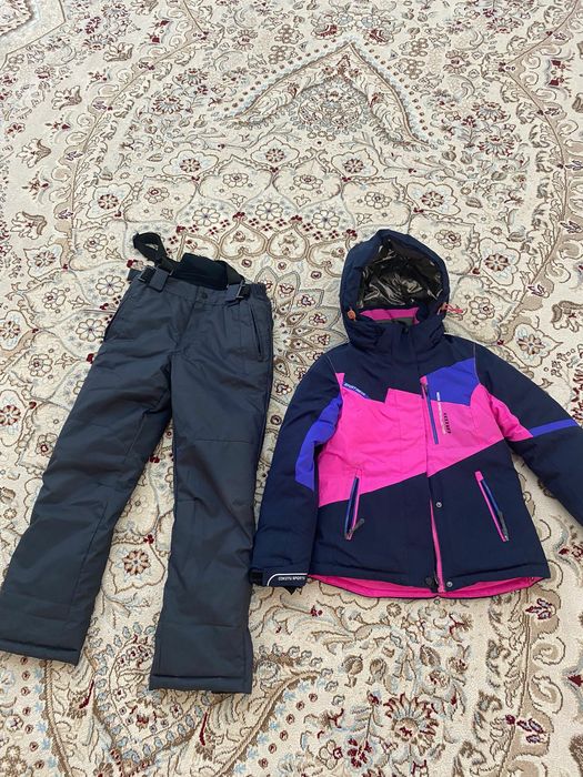 Продам куртку для девочек