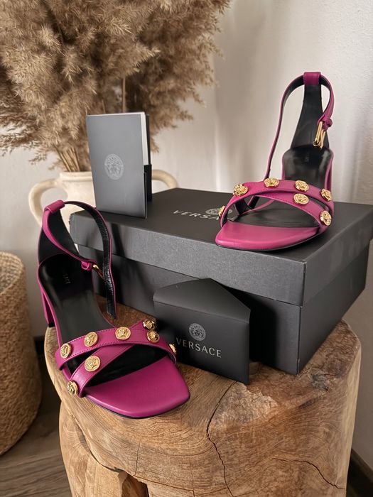 Sandale din piele roz Versace – detalii Medusa