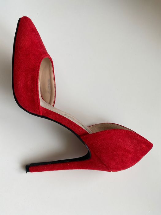 Червени велурени обувки на висок ток