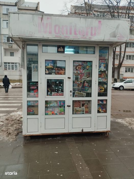 Chioșc de vânzare în zonă cu vad