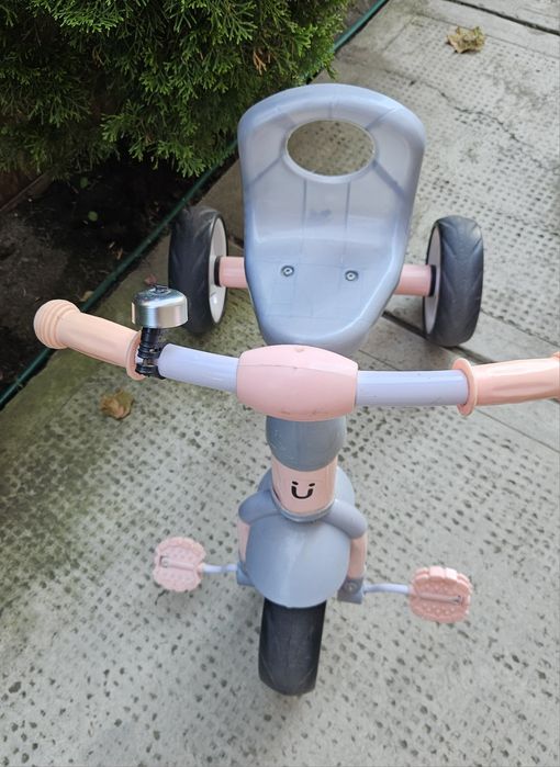 Vând tricicletă Kikka Boo model Lou-Lou într-o nuanță de roz.