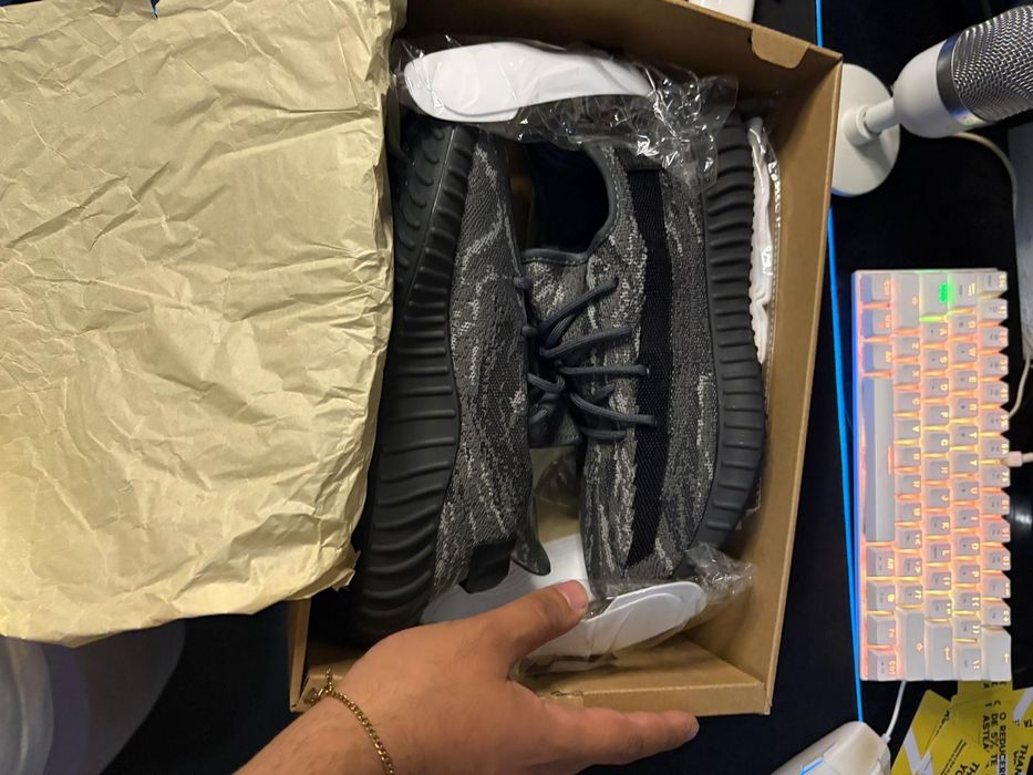 pereche de adidasi yeezy boost