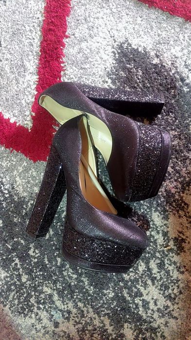 Pantofi cu toc gros inalt!