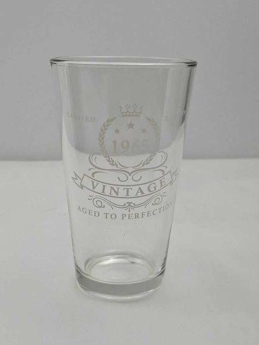 Pahar bere aniversar 450 ml, sticla fara plumb, in cutie cadou tip butoi, editie 1965, maro