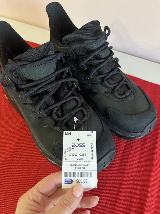 Черные кроссовки Hoka