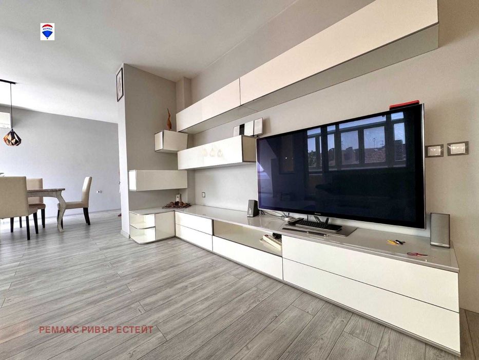 Дава се под наем Тристаен апартамент в Русе, Център - 118 кв.м за 612 € - Снимка #2