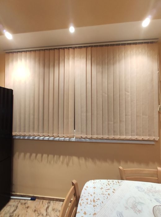 Продавам два ПВЦ прозореца заедно с щорите.