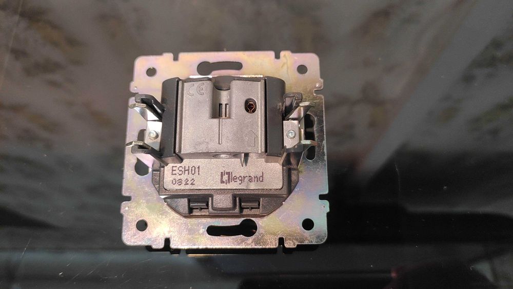 Legrand Valena Classic (белый)  оконечная TV + Radio + SAT.