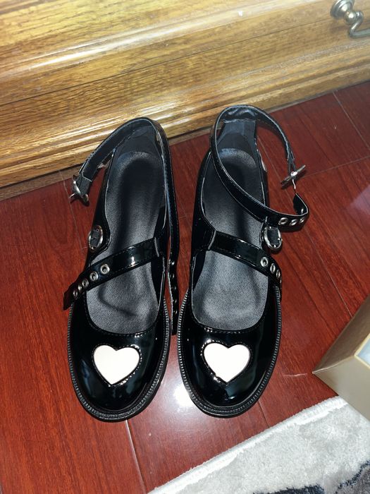 Продам красивые лакированные туфли