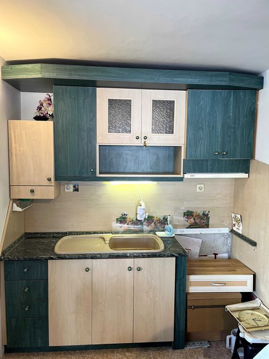 Малка кухня с мивка и аспиратор