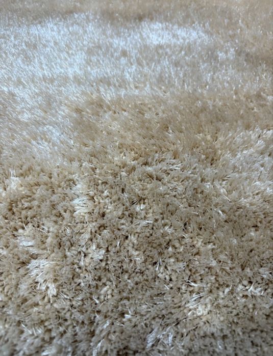 Covor crem model pufos