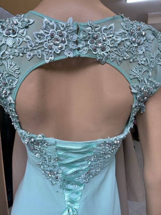 Официална рокля с ефектен гръб