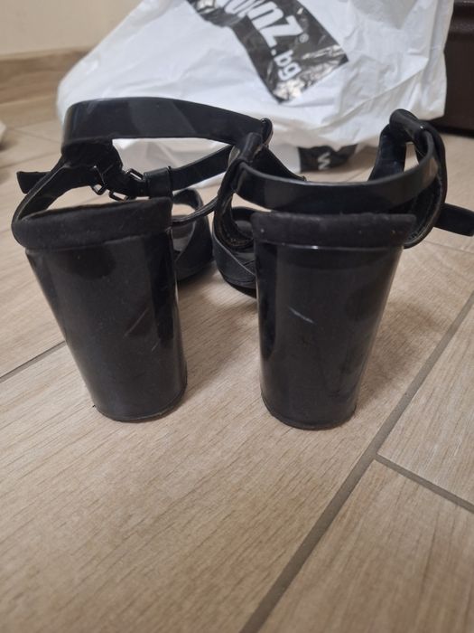 Черни сандали на ток