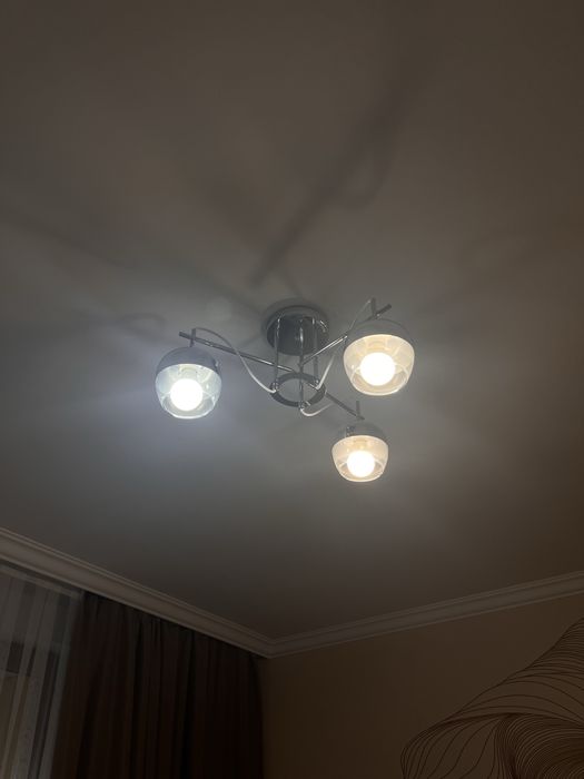 Продам потолочную люстру