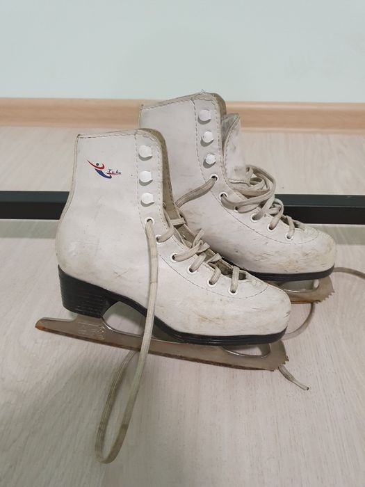 Продам коньки фигурные на девочку 2 пары