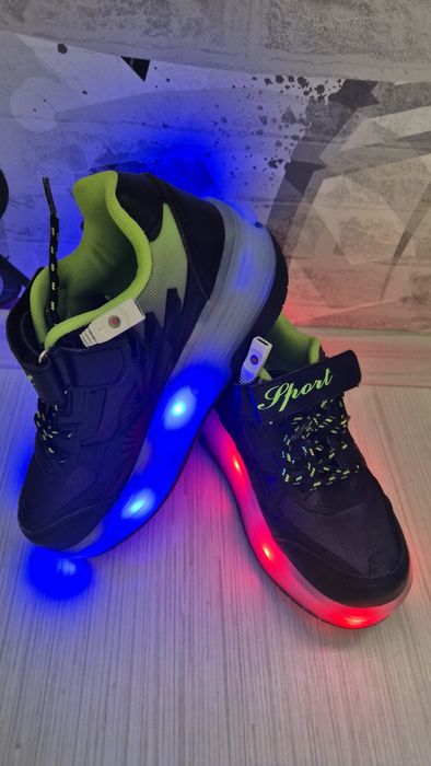 Светещи маратонки на колела