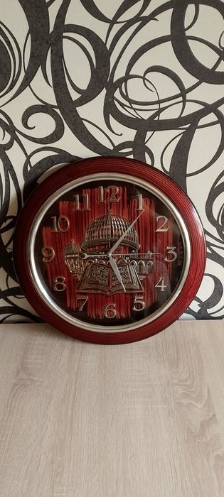 Часы в исламском стиле.