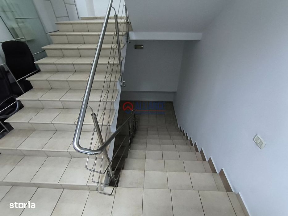 CENTRU ATELIERELOR - Birou luminos cu baie proprie !