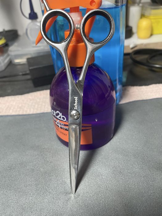 Ascutim foarfece de frizer si de croitorie.