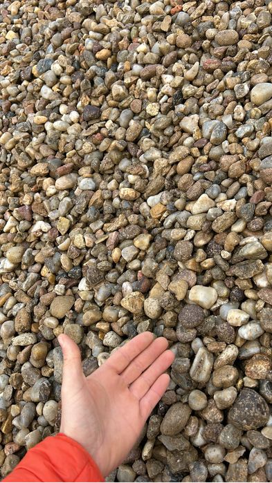 Piatra concasata decorativa rau nisip sort balast pamant negru maroniu