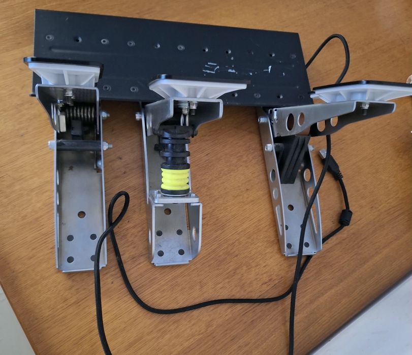 Volan Thrustmaster TX si pedale Fanatec CSL