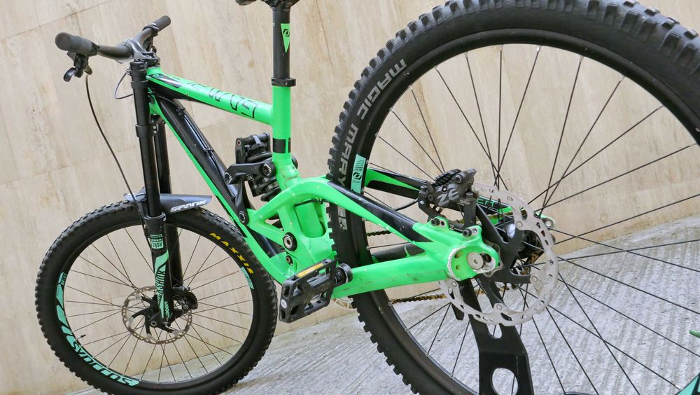 Scott Gambler 730 DH, Boxxer World Cup, RockShox Vivid RC2, Shimano Zee