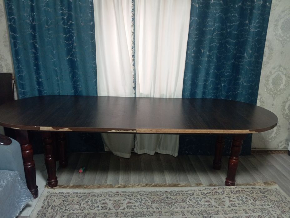 Продам стол для гостиной