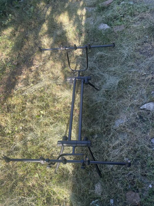 Vând rod-pod și doua lansete pentru crap