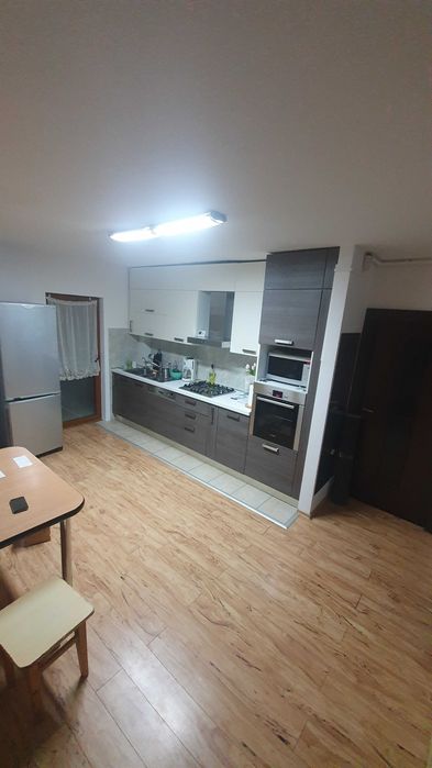 Închiriez apartament cu 4 camere !!!