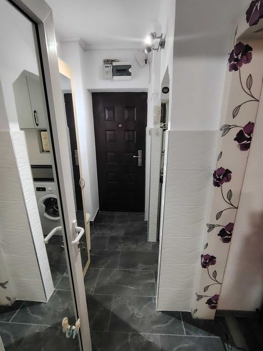 Vand Garsoniera in Oradea, etaj 2, renovata, complet utilata