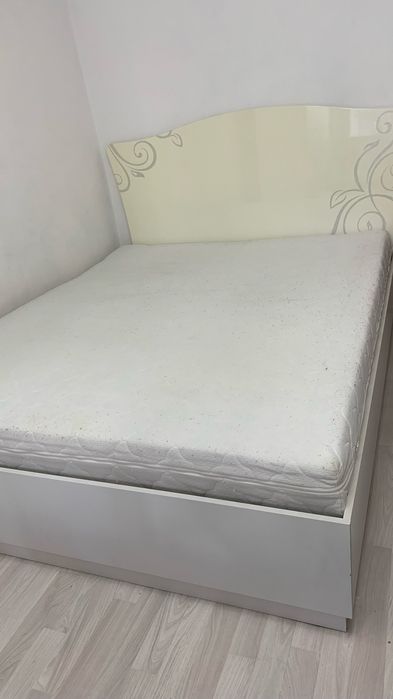Двуспальняя кровать 200х160 с матрасом