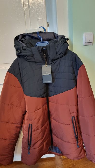 Geaca de poliamidă căptușită pentru iarnă.