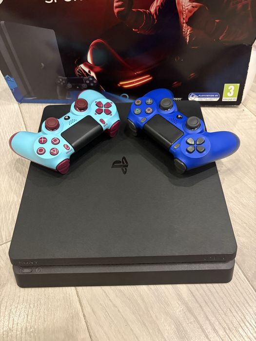 Play Station 4 1TB + 2 controllers