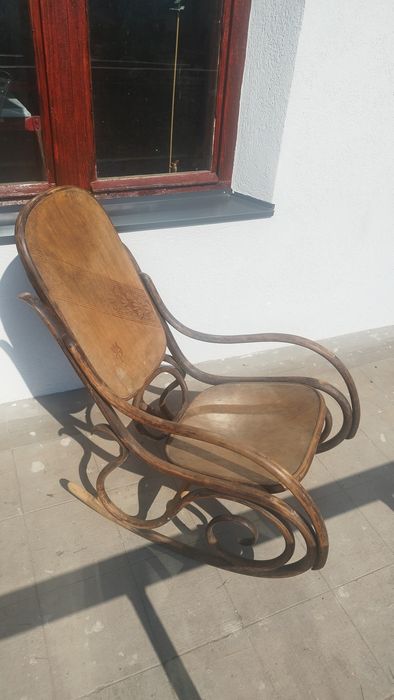 Două balansoare din lemn masiv – stil clasic/vintage