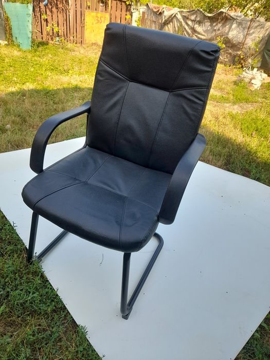 Vand  scaune de birou,birou și geam termopan aluminiu