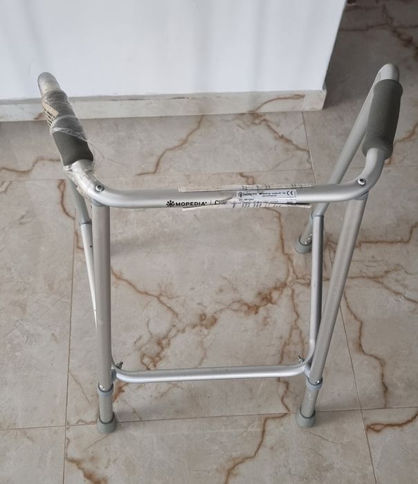 Scaun cu rotile, cadru de mers, baston ortopedic cu 3 picioare