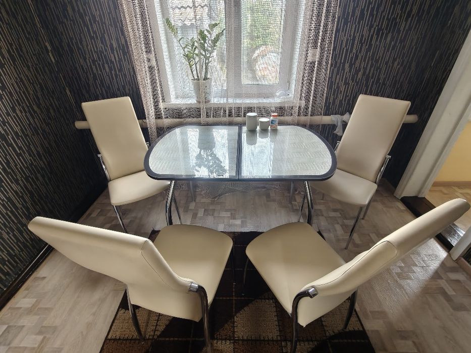 Стеклянный раздвижной стол