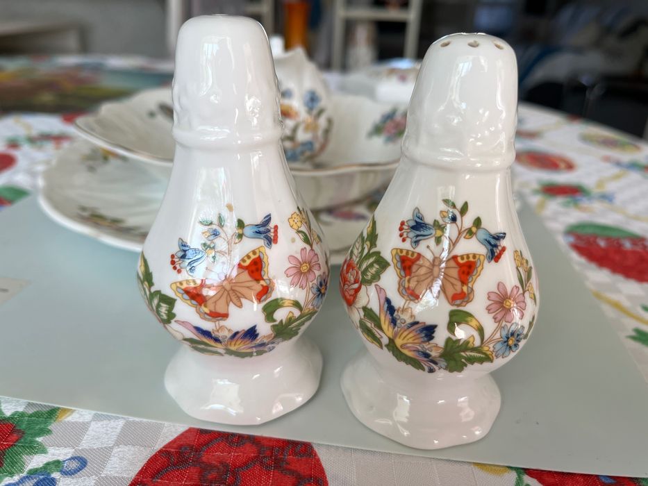 Сет от качествен английски порцелан.