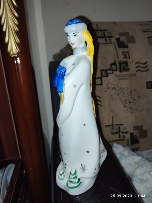 Фарфоровая статуэтка.